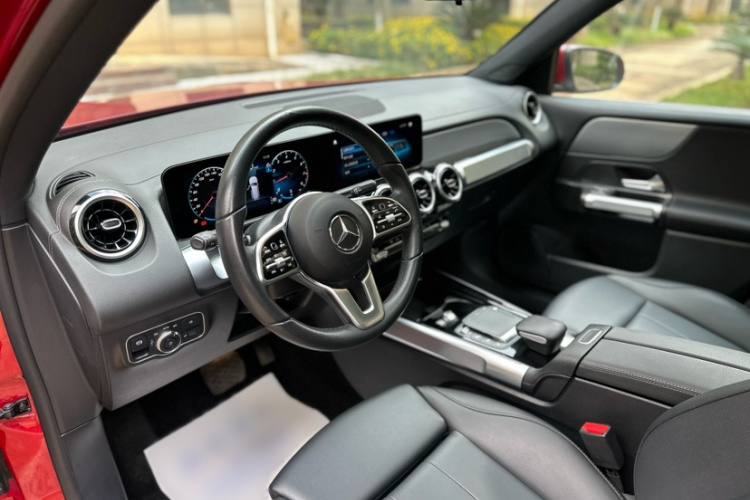 奔驰GLB 2023款 改款 GLB 200 时尚型中控内饰7010