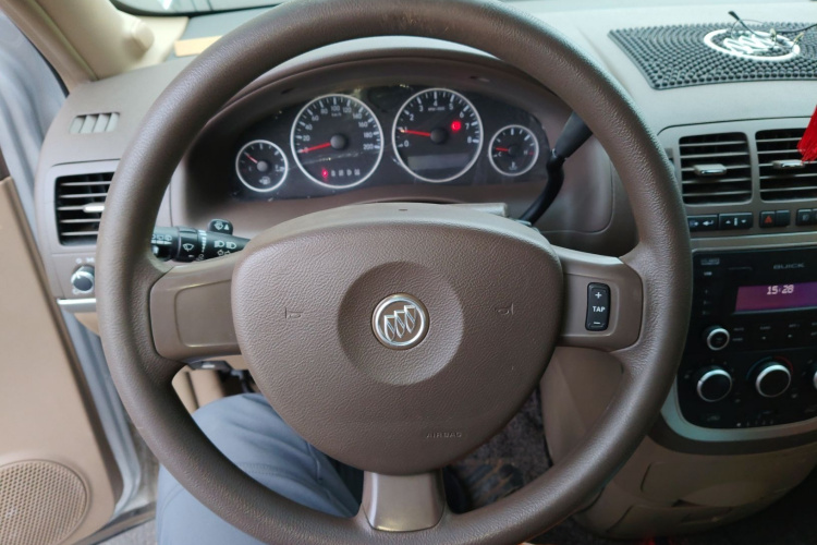 别克GL8 2014款 2.4L 经典版中控内饰13