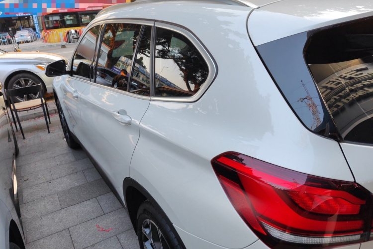 宝马X1 2022款 sDrive25Li 领先型车身外观6003