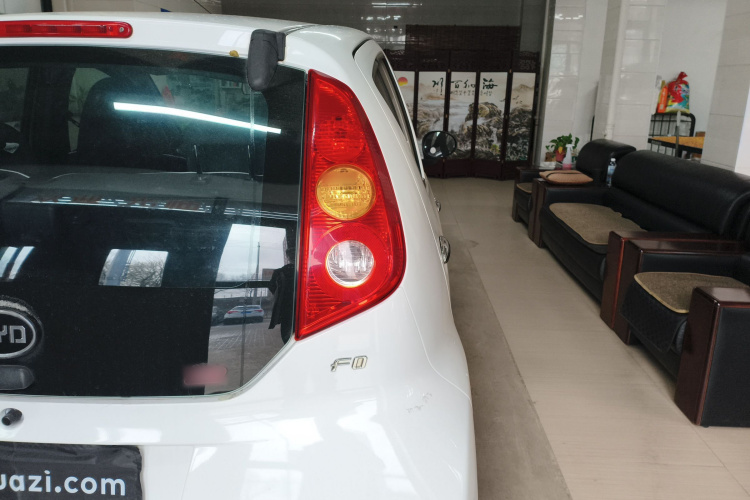 比亚迪F0 2015款 1.0L AMT 铉酷型车身外观9