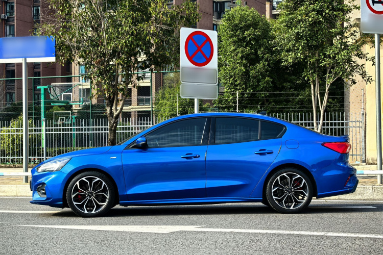 福特 福克斯 2020款 三厢 EcoBoost 180 自动ST Line车身外观6005