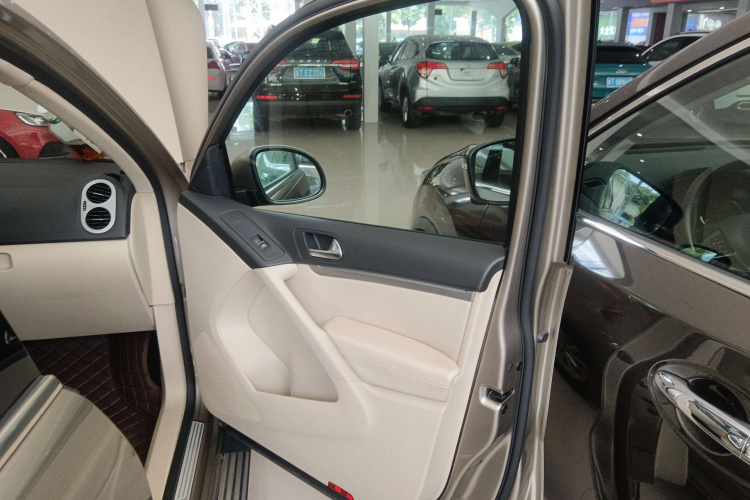 大众 途观 2015款 1.8TSI 自动两驱舒适版中控内饰7005