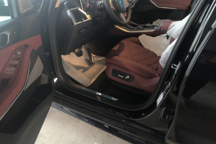 宝马X5 2023款 xDrive 30Li 尊享型M运动曜夜套装中控内饰7003