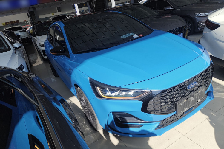 福特 福克斯 2022款 三厢 EcoBoost 180 自动ST Line车身外观3