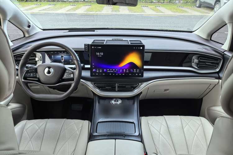 腾势D9 2024款 DM-i 980 四驱旗舰型中控内饰7002