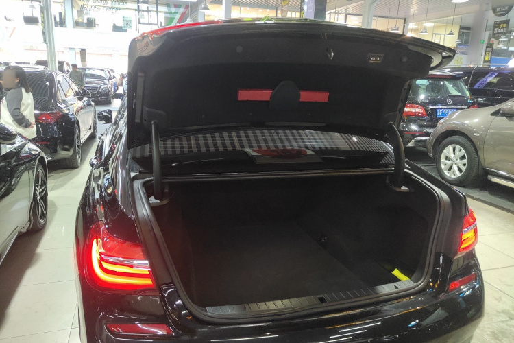 宝马7系 2018款 730Li 领先型 M运动套装机舱底盘23