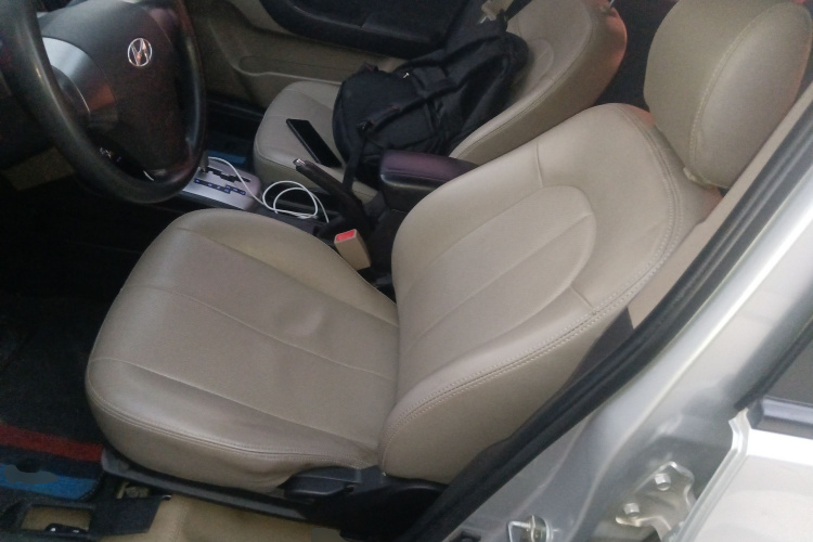 现代 悦动 2011款 1.6L 自动舒适型中控内饰19