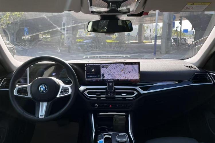 宝马i4 2023款 eDrive35中控内饰7002