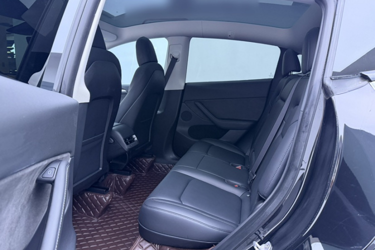 特斯拉 Model Y 2022款 长续航全轮驱动版中控内饰7005