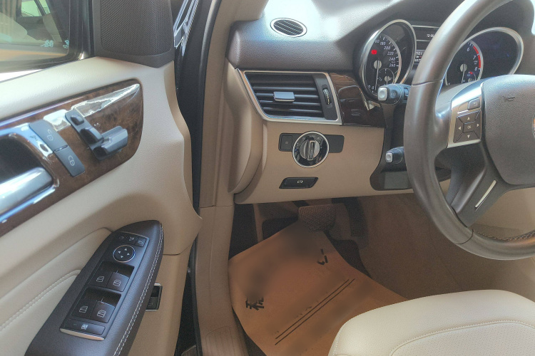 奔驰M级 2014款 ML 400 4MATIC动感型局部细节9002