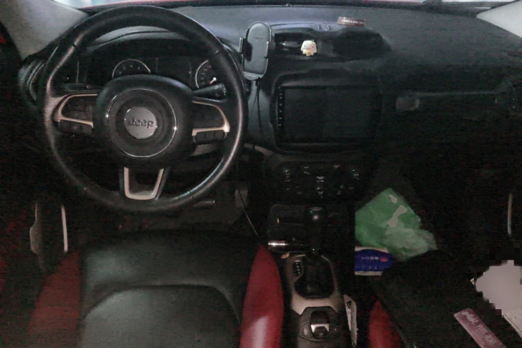 Jeep 自由侠 2018款 互联大屏版 180T 自动劲能版中控内饰7002