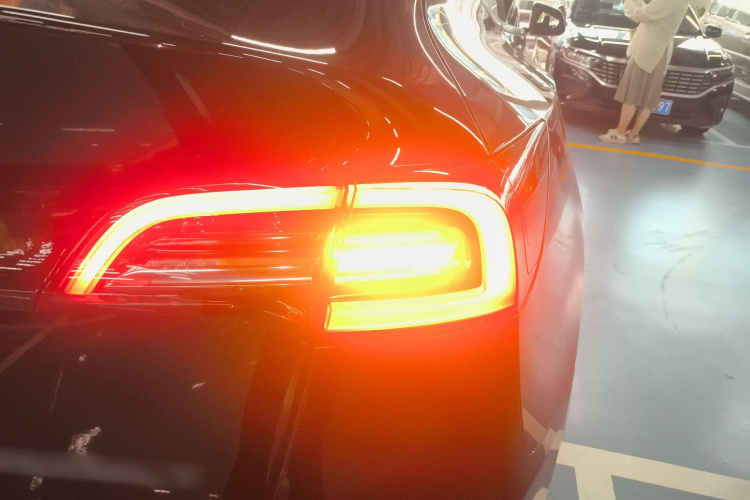 特斯拉 Model Y 2022款 后轮驱动版车身外观9