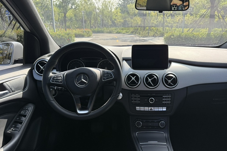 奔驰B级 2017款 B 200 动感型中控内饰7004