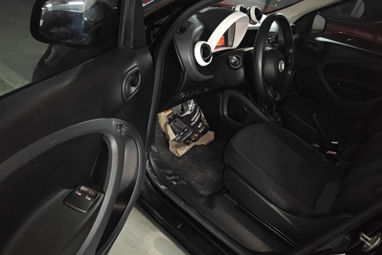 smart forfour 2018款 1.0L 52千瓦灵动版中控内饰20