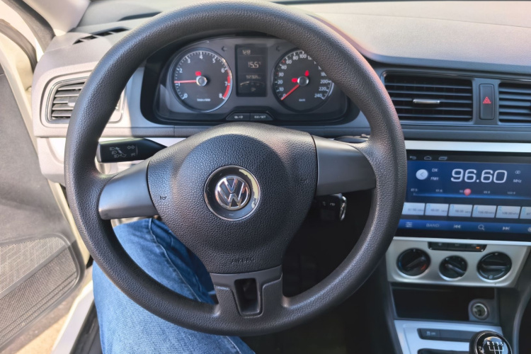 大众 朗逸 2013款 改款经典 1.6L 手动风尚版中控内饰13