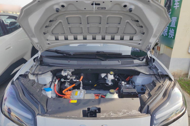 五菱汽车 五菱缤果PLUS 2024款 330km 五座版机舱底盘24