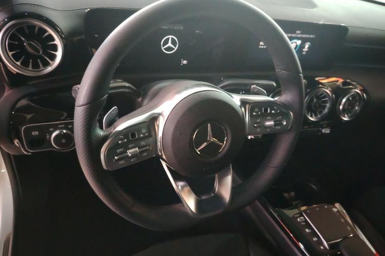 奔驰A级 2022款 改款二 A 200 L 运动轿车时尚型局部细节13