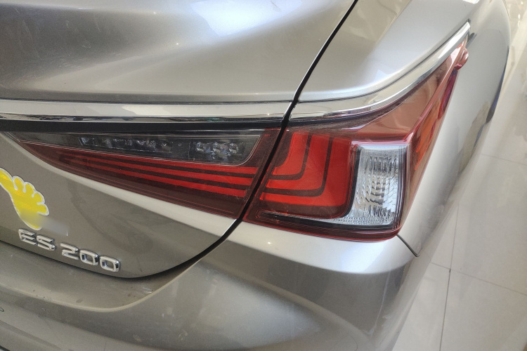 雷克萨斯ES 2020款 200 卓越版车身外观9