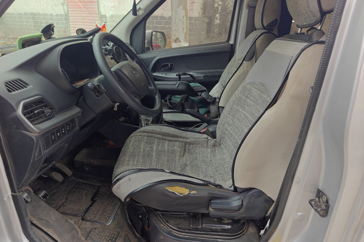 长安凯程 长安睿行M60 2023款 1.6L CNG舒适型客车6座中控内饰19