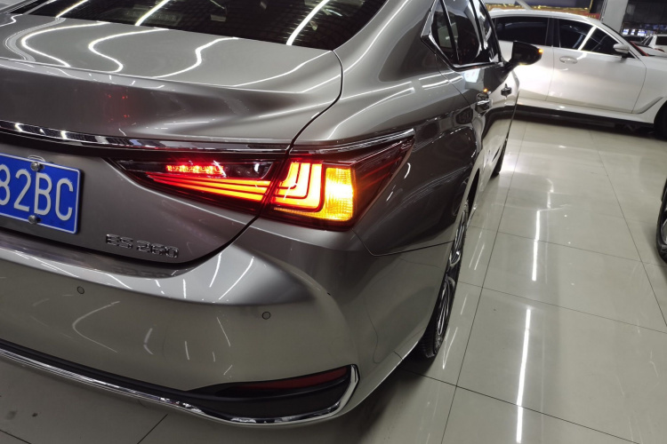 雷克萨斯ES 2023款 260 卓越版车身外观9