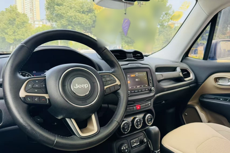 Jeep 自由侠 2016款 2.0L 自动四驱75周年致敬版中控内饰7003