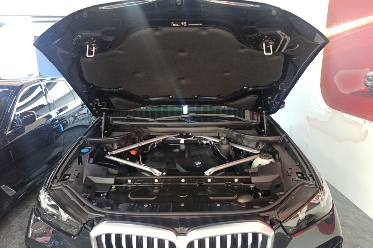 宝马X5 2023款 xDrive 30Li 尊享型M运动曜夜套装机舱底盘24
