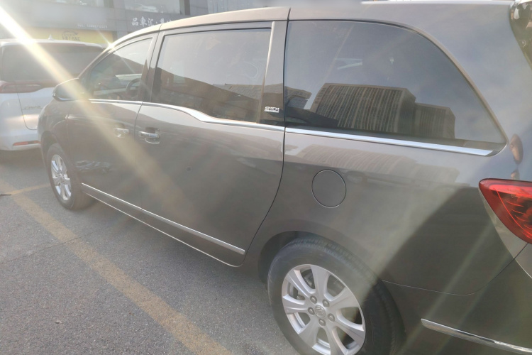 别克GL8 2014款 3.0L XT豪华商务旗舰版车身外观4