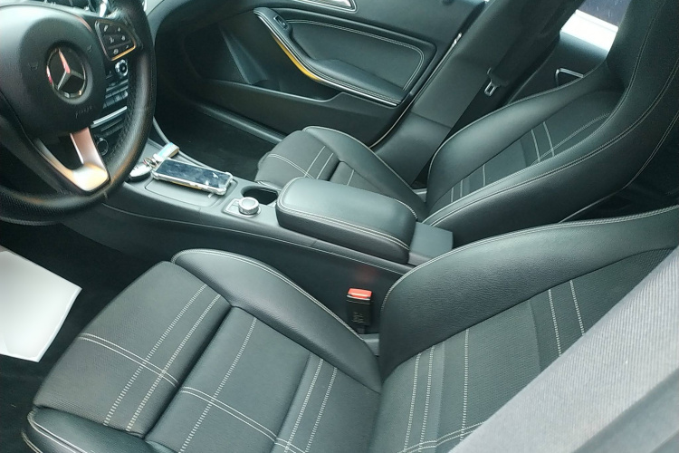 奔驰CLA 2016款 CLA 200 动感型中控内饰19