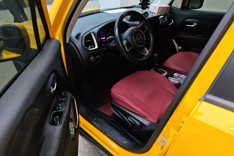 Jeep 自由侠 2018款 互联大屏版 180T 自动高能版中控内饰20