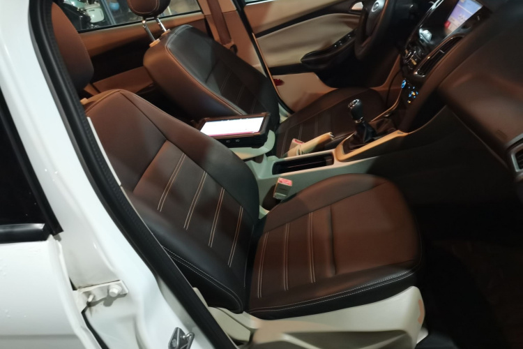 福特 福克斯 2017款 三厢 1.6L 手动舒适型智行版局部细节41