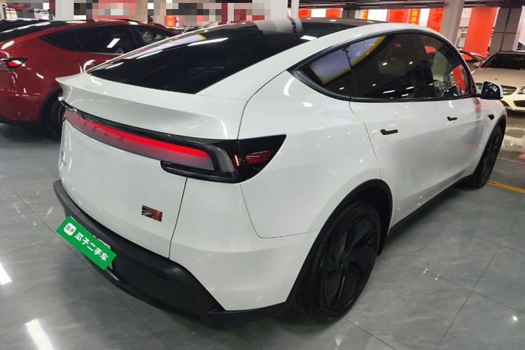 特斯拉 Model Y 2025款 长续航全轮驱动 首发版车身外观7