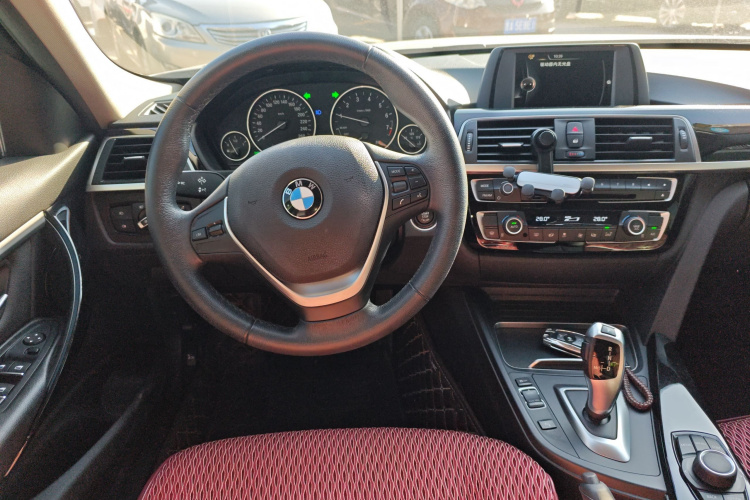 宝马3系 2017款 318i 时尚型中控内饰13