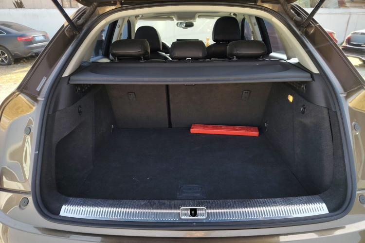 奥迪Q3 2013款 35 TFSI 进取型机舱底盘23