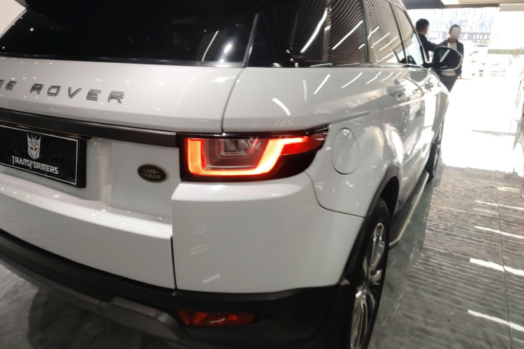 路虎 揽胜极光 2017款 2.0T 英伦锋尚版车身外观9