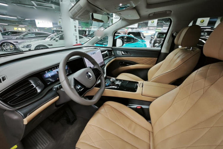 腾势D9 2022款 DM-i 970 四驱尊荣型中控内饰7007