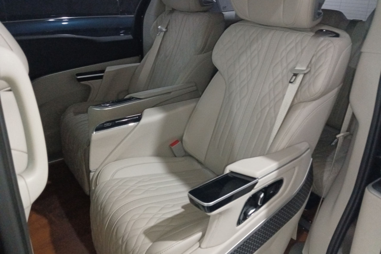 别克GL8 2023款 陆上公务舱 智享型中控内饰7004