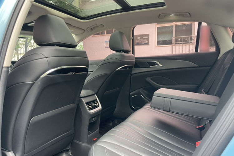 红旗H5 2024款 1.5T HEV智联旗畅版中控内饰7004