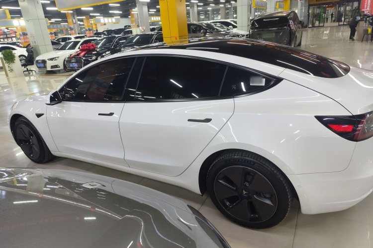 特斯拉 Model 3 2022款 后轮驱动版车身外观4