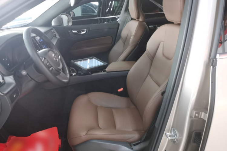 沃尔沃XC60 2024款 B5 四驱智逸豪华版中控内饰19