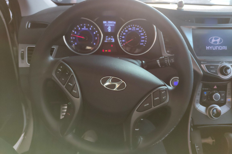 现代 朗动 2016款 1.6L 自动尊贵型中控内饰13