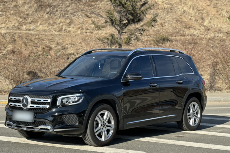 奔驰GLB 2023款 GLB 220 动感型车身外观1