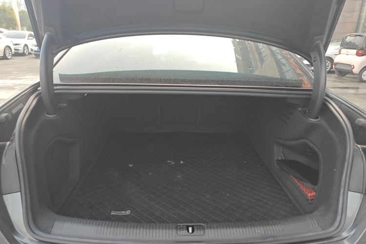 奥迪A4L 2022款 40 TFSI 时尚致雅型机舱底盘23