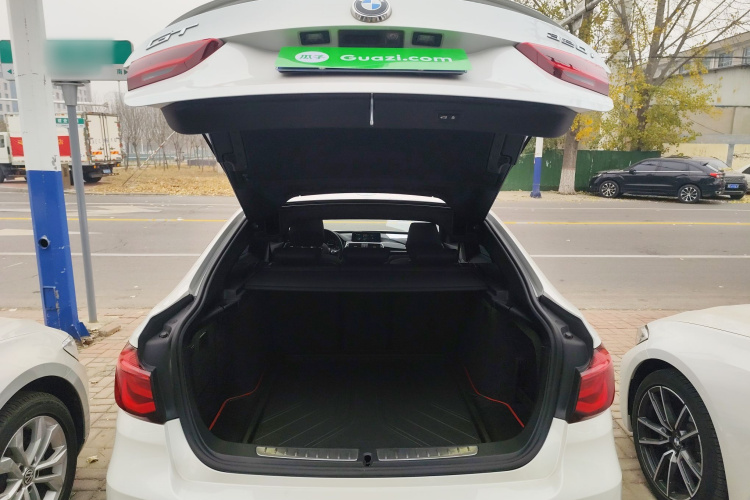 宝马3系GT 2020款 320i M运动套装机舱底盘23