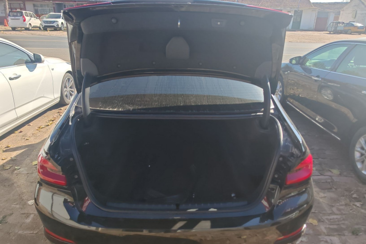 宝马5系 2018款 525Li 豪华套装机舱底盘23