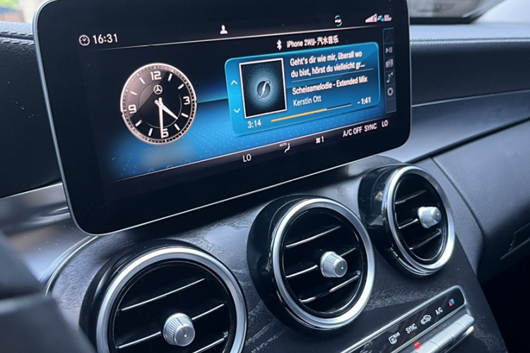 奔驰C级 2019款 C 180 L 时尚型运动版中控内饰7011