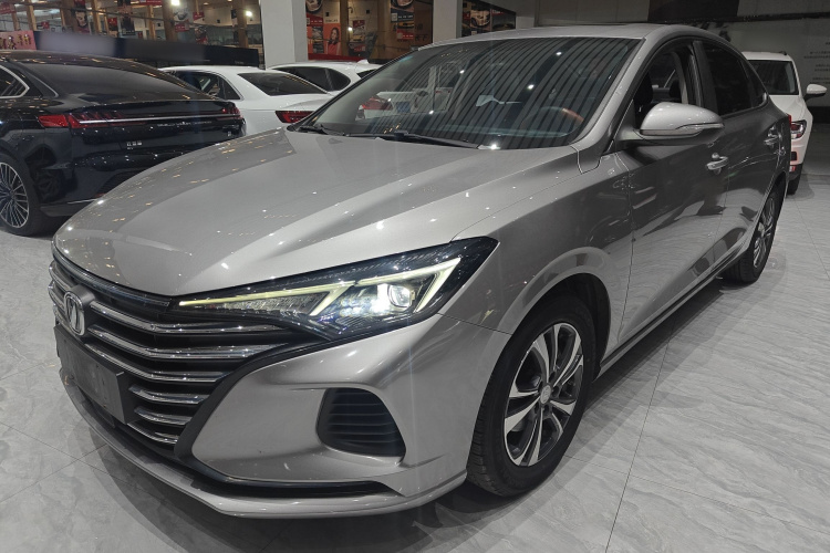 长安 逸动 2020款 PLUS 1.6L GDI 自动豪华型车身外观1