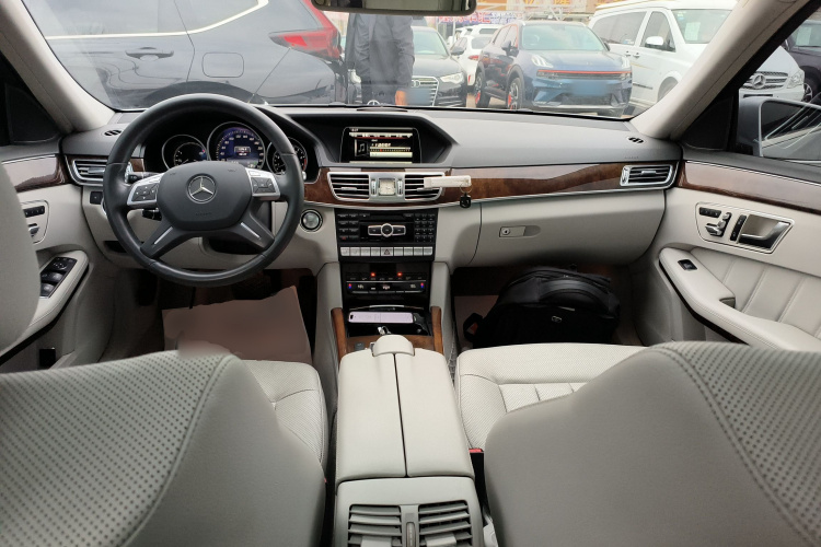 奔驰E级 2014款 E 300 L中控内饰12