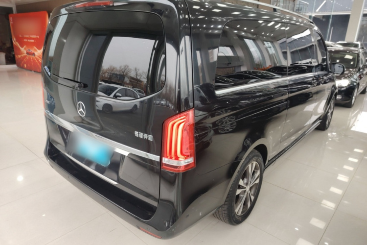 奔驰V级 2016款 V 260 L 尊贵加长版车身外观7