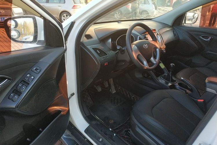 北京现代ix35 2015款 2.0L  手动两驱舒适型 国IV中控内饰20