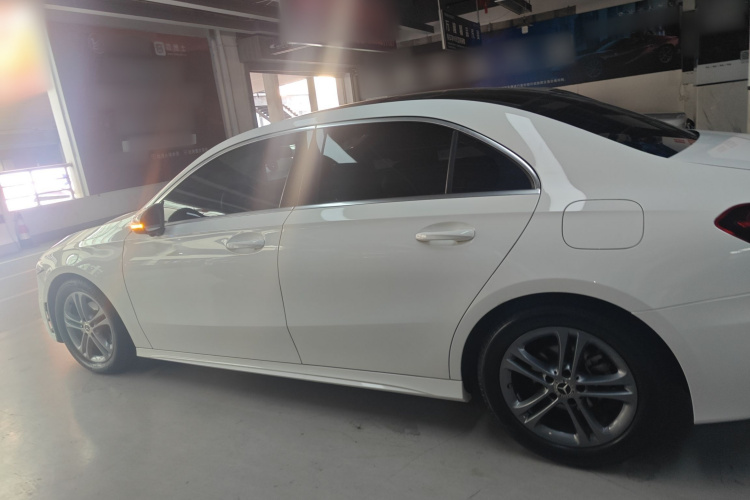 奔驰A级 2022款 A 180 L 运动轿车车身外观4